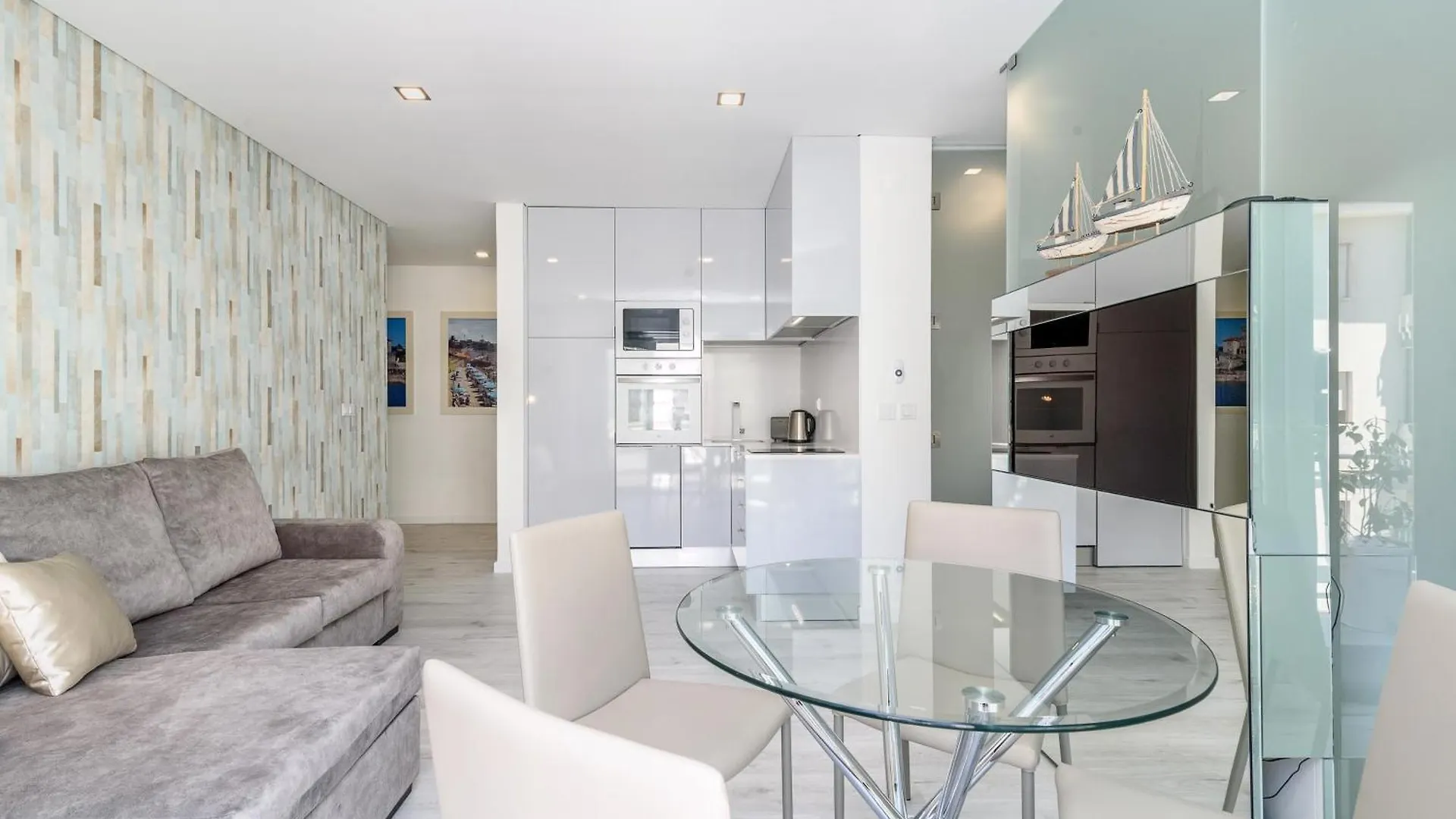 Whome Cozy Apartment With Balcony In Parede Portugal