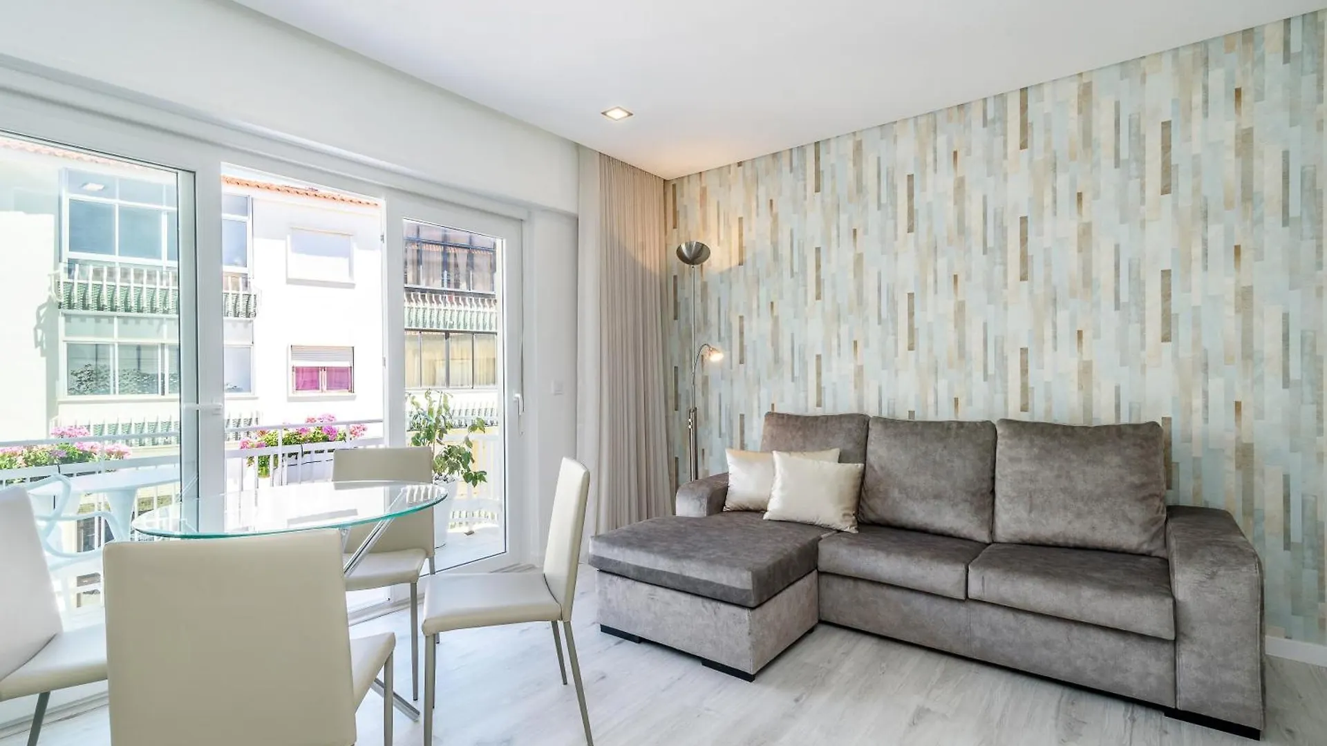 Whome Cozy Apartment With Balcony In Parede