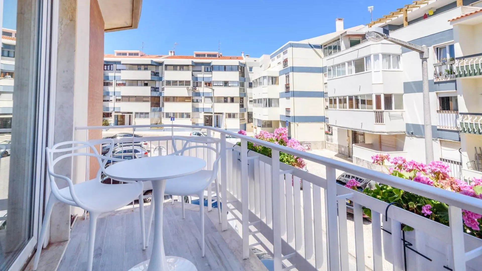 Whome Cozy Apartment With Balcony In Parede