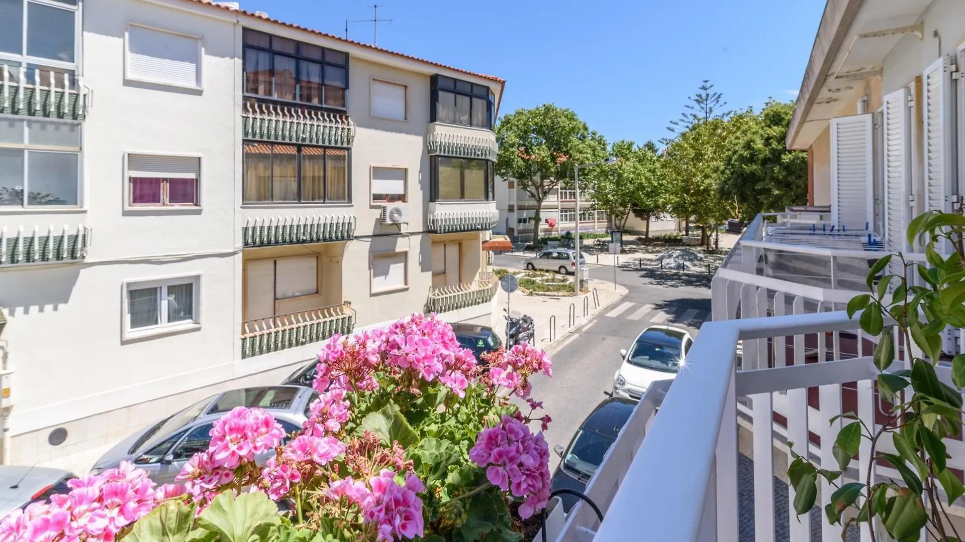 Whome Cozy Apartment With Balcony In Parede Portugal